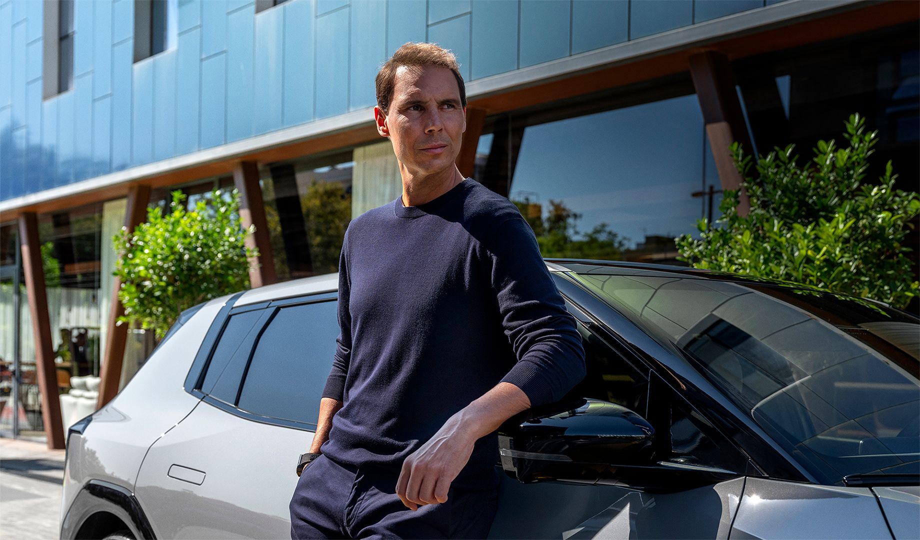 Rafael Nadal y el EV4, de pie uno junto al otro.