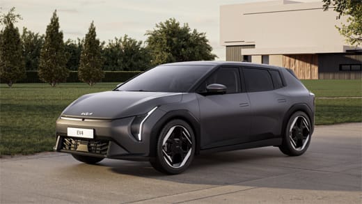 Vista frontal de tres cuartos del EV4 aparcado en una calle.