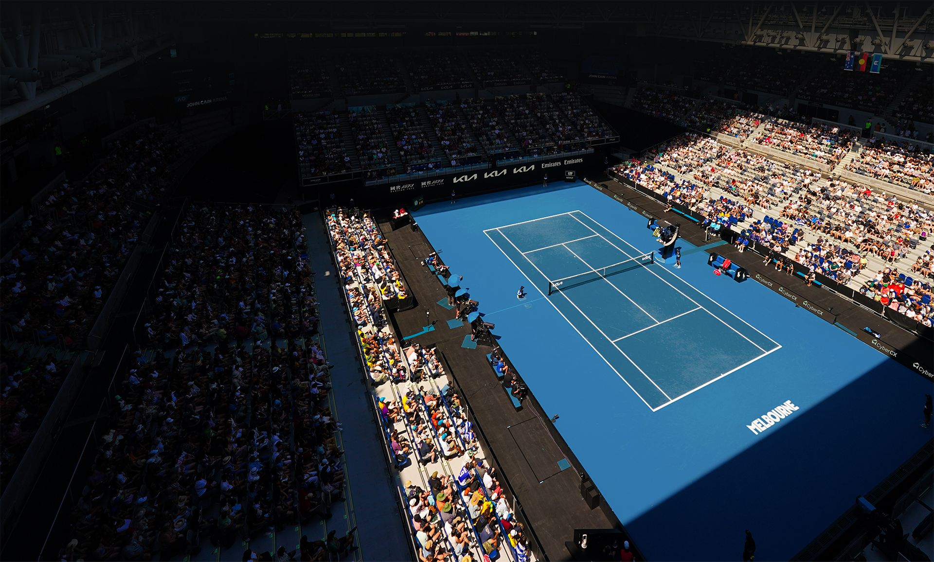 Vista panorámica de la pista principal del Australian Open llena de espectadores bajo la luz natural.