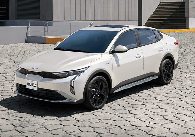 Kia K3 Edición Copa Mundial de la FIFA 2026™, orgullosamente Hecho en México, no es sólo un auto: es nuestro líder que encarna la nueva filosofía de Kia con el orgullo de quien porta la camiseta nacional. Con carácter que inspira potencia y evoca alta tecnología, combinando su paquete de Sistemas Avanzados de Asistencia al Conductor (ADAS) con un diseño de faros LED que exige atención. Cada línea y cada detalle están pensados para maximizar su audacia, logrando una unidad entre innovación y estilo.